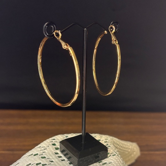 Elegant Gold Tone Hoop Earrings - Picture 4 of 4